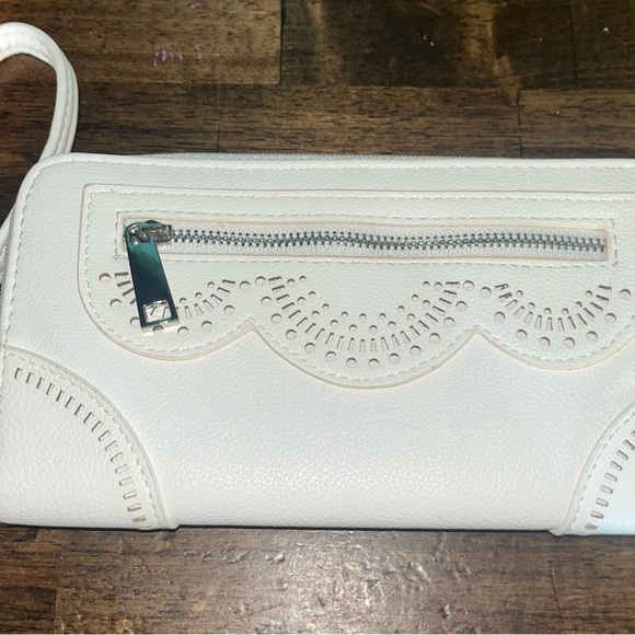 NWOT. Jessica Simpson white boho wallet never used - Picture 2 of 3